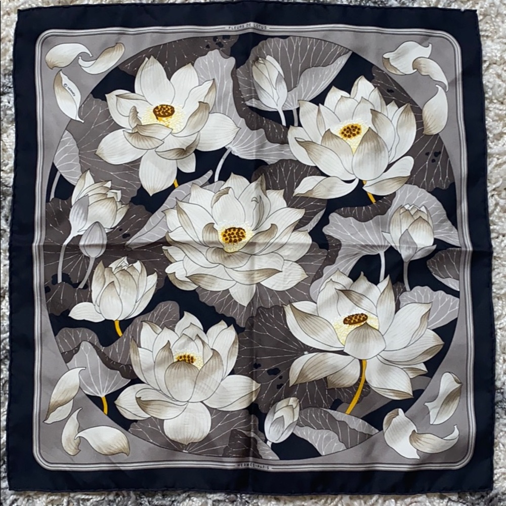 Authentic Hermès FLEURS DE LOTUS Scarf